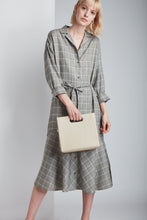 Load image into Gallery viewer, Croco Quinn Tote - Sand
